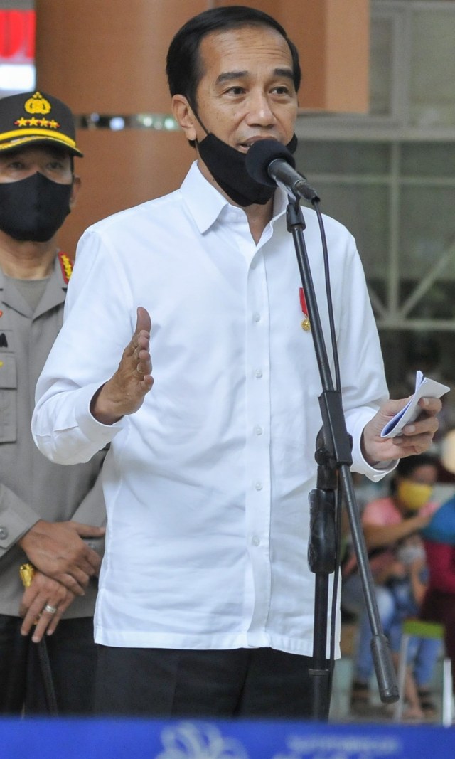 Presiden Joko Widodo saat meninjau salah satu pusat perbelanjaan di Bekasi, Jawa Barat, Selasa (26/5). Foto: ANTARA FOTO/ Fakhri Hermansyah