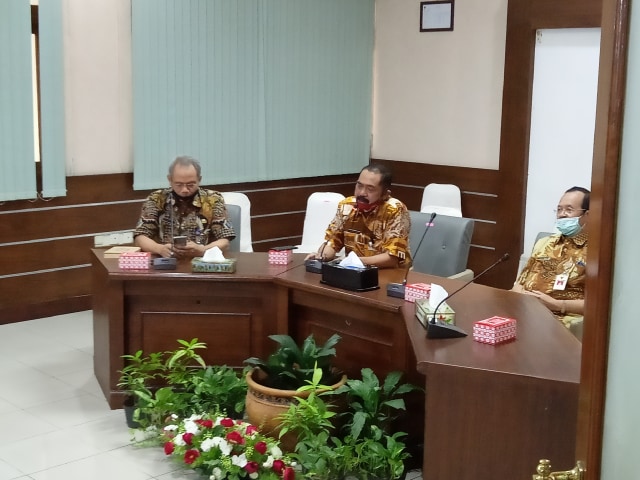 Wali Kota, Wakil Wali Kota, beserta Sekretaris Daerah Kota Surakarta gelar halalbihalal secara virtual pada Selasa (26/05/2020)