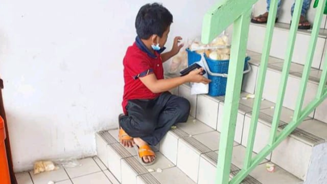 Viral, Bocah Penjual Kerupuk Di-bully hingga Dagangannya Berserakan di Lantai (1)