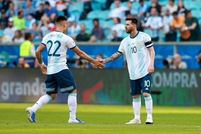 Lautaro Martinez dan Lionel Messi. Foto: Getty Images