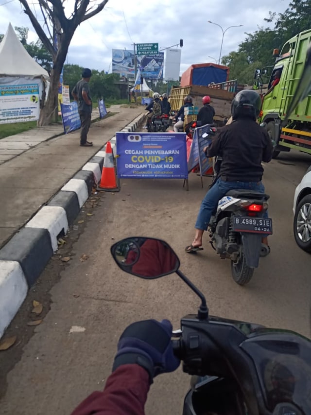 Pemudik dari Jakarta lolos lewati checkpoint pemeriksaan PSBB. Foto: Dok. Istimewa