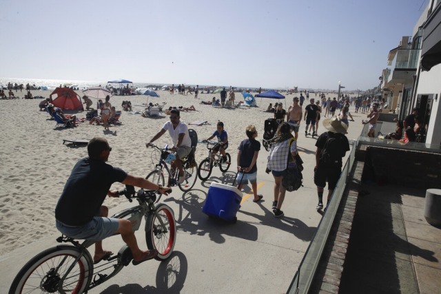 Suasana Pantai Baker di US ketika perayaan Hari Pahlawan. Foto: AP/Jeff Chiu