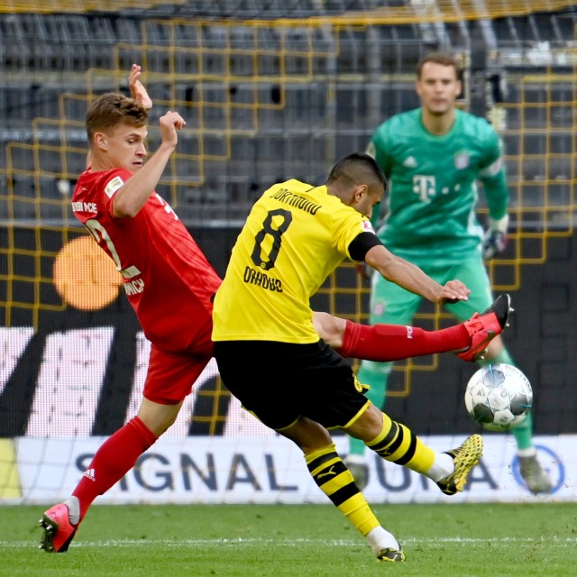 Joshua Kimmich mengadang pemain Borussia Dortmund. Foto: Federico Gambarini/Pool via REUTERS