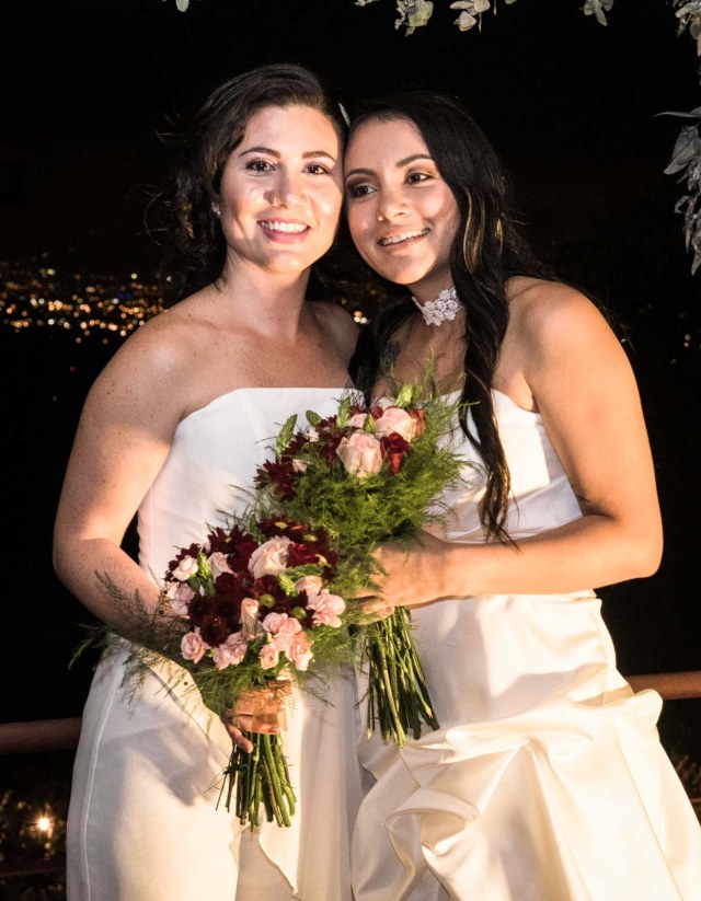 Pasangan pengantin baru sesama jenis Alexandra Quiros dan Dunia Araya berpose pada pernikahan mereka di Heredia, Kosta Rika. Foto: AFP/EZEQUIEL BECERRA