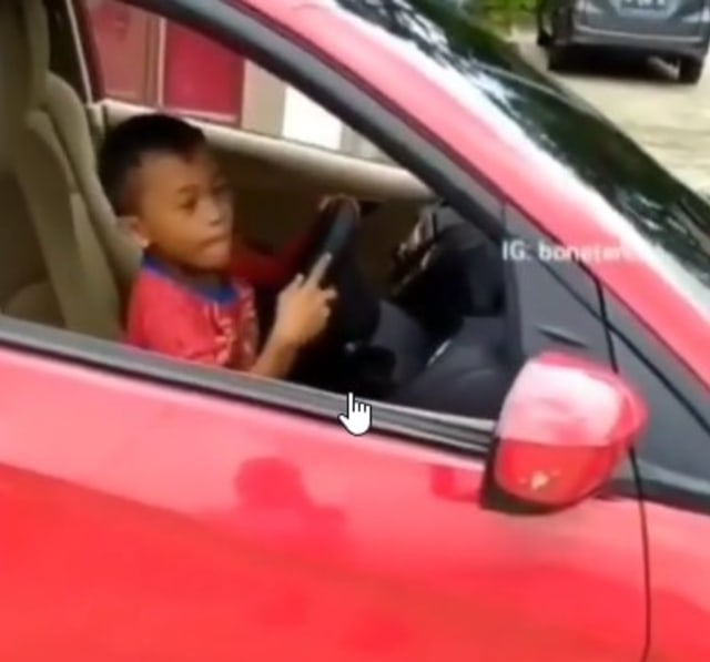 Aksi bocah yang mengendarai mobil. Foto: Instagram/ @modifikasidotcom