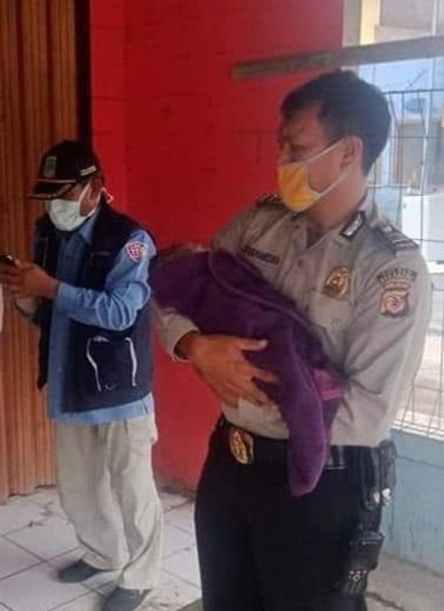Salut, Polisi di Karawang Bantu Tunawisma Melahirkan di Pinggir Jalan (314643)