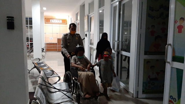 Salut, Polisi di Karawang Bantu Tunawisma Melahirkan di Pinggir Jalan (314645)