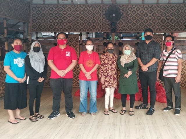 Tim Aksi Sosial Partai Solidaritas Indonesia (PSI) bersilaturahmi dengan Kelompok Seni Sandiwara Sunda Miss Tjitjih. (Foto:PSI)