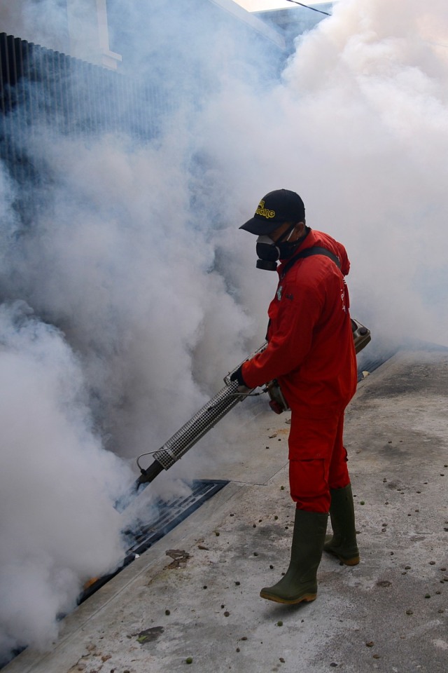 Petugas melakukan pengasapan atau fogging di pemukiman warga kawasan Pejaten, Jakarta, Rabu (27/5). Foto: Fanny Kusumawardhani/kumparan