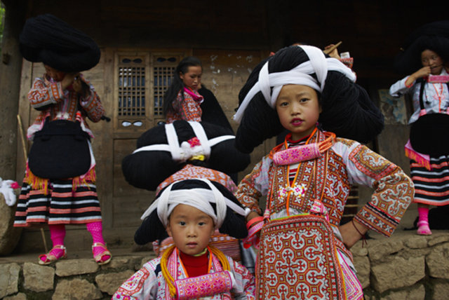Tradisi Perempuan  Miao di China yang Membuat Hiasan  Kepala  