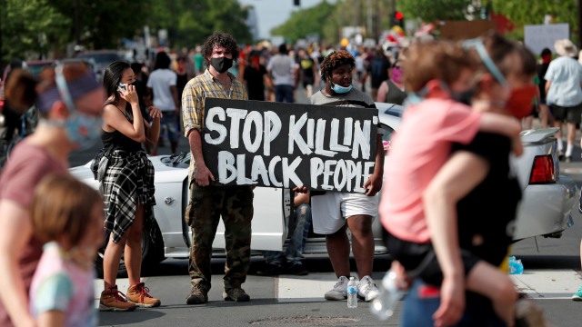 Warga menggelar protes pembunuhan warga kulit hitam di Minneapolis, Minnesota, Amerika Serikat.  Foto: REUTERS / Eric Miller
