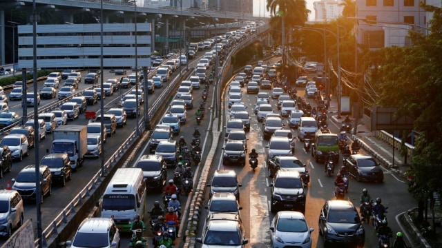 Kemacetan lalu lintas di tengah berlakunya pembatasan sosial skala besar di Jakarta, Indonesia, Selasa (19/5). Foto: REUTERS/Ajeng Dinar Ulfiana