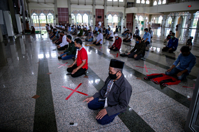 Umat Islam melaksanakan shalat zuhur di Masjid Raya Batam, Kepulauan Riau, Rabu (27/5/2020). Foto: ANTARA FOTO/M N Kanwa