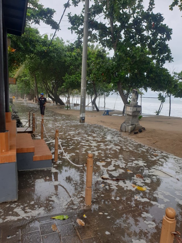 Situasi di pantai Kuta saat terjadi banjir rob - IST