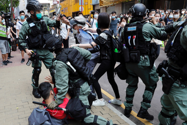 Demonstran anti-pemerintah berkelahi dengan polisi ketika pembacaan kedua dari hukum lagu kebangsaan kontroversial terjadi di Hong Kong. Foto: REUTERS/Tyrone Siu