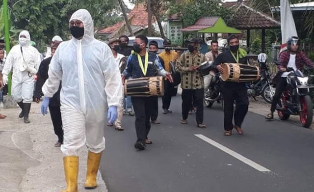 Tradisi Ider Bumi Kemiren Banyuwangi, Tetap dilaksanakan Ditengah Covid-19 (1211008)
