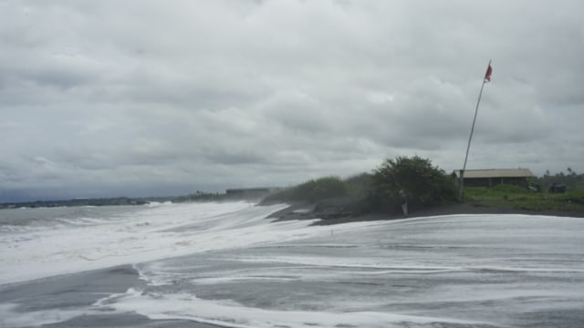 Ombak besar di perairan selatan Bali juga terjadi di Klungkung dan merusak area persawahan - IST