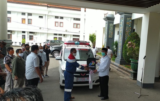 Penyerahan satu unit ambulan untuk Pemkab Tuban. Foto: Dok. Pertamina.