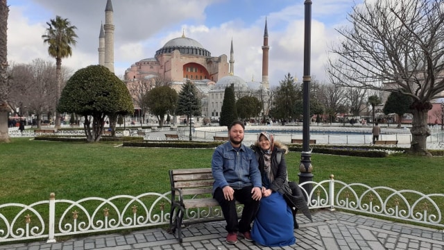 Yollanda bersama suami di depan Hagia Sophia.  Foto: Dok. Yollanda
