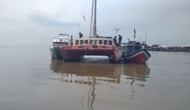 Kapal WNA (tengah) berjenis Yacht bernama Hoopla yang menjadi korban perampokan saat berlayar di perairan Indonesia, Jumat (22/5) | Foto: Dok. Polda Lampung 