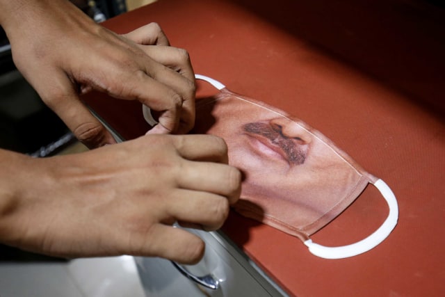 Foto: Pembuatan Masker Bergambar Wajah di India (42402)