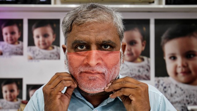 Foto: Pembuatan Masker Bergambar Wajah di India (42403)