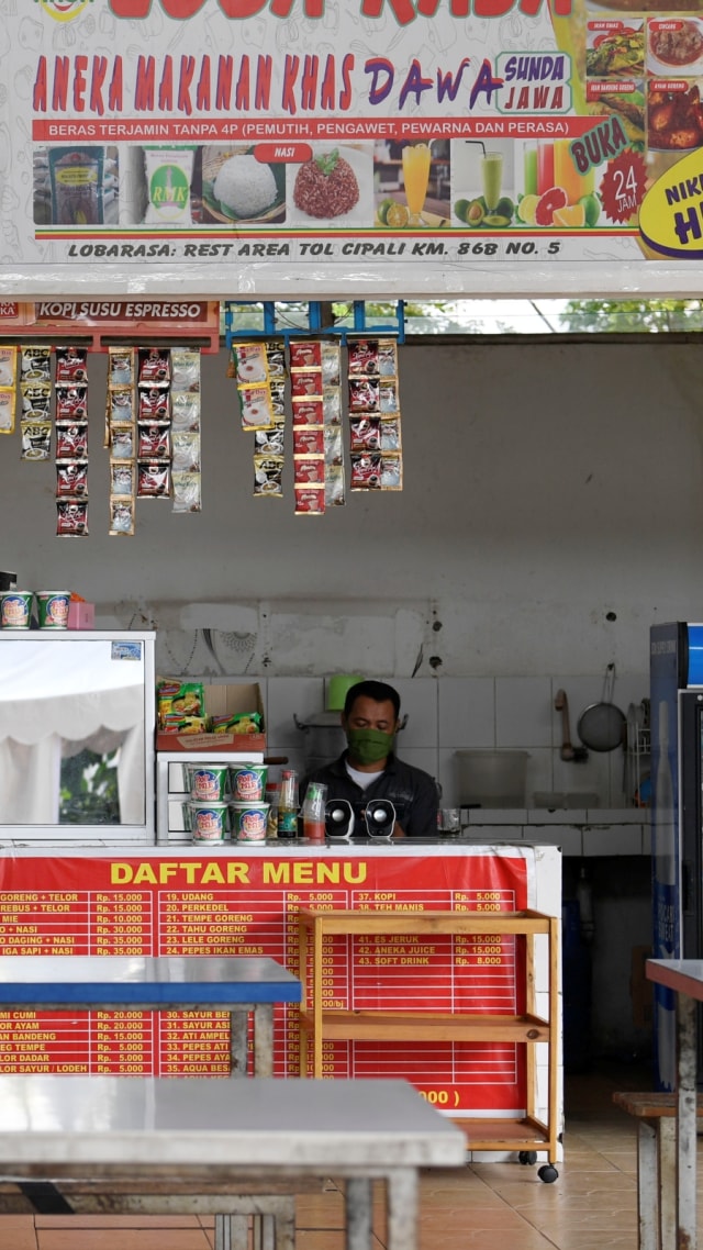 Pedagang menunggu calon pembeli di Rest Area KM 86 B Tol Cikampek-Jakarta, Jawa Barat, Rabu (27/5). Foto: ANTARA FOTO/Puspa Perwitasari