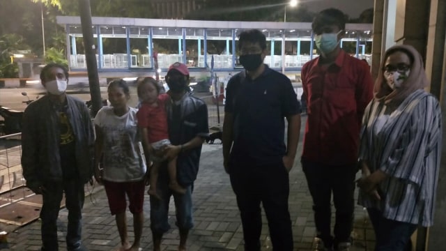 Tim Aksi Sosial PSI Evakuasi 5 Keluarga Tunawisma dari Seberang Masjid Istiqlal (243932)