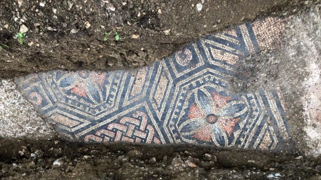 Arkeolog Temukan Lantai Mozaik  dari Zaman Romawi di Kebun 