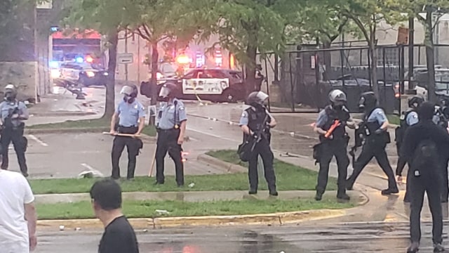 Bentrokan warga dengan polisi buntut pembunuhan pria kulit hitam di Minneapolis, AS. Foto: Andy Swenson via Reuters