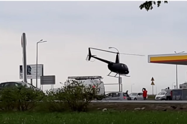 Helikopter yang mendarat di SPBU di Garwolin, Polandia. Foto: Istimewa