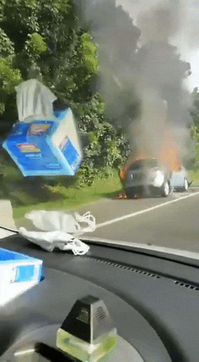 Sebuah mobil yang diduga Suzuki SX4 terbakar di Tol Halim, Jakarta. Foto: dok. Istimewa