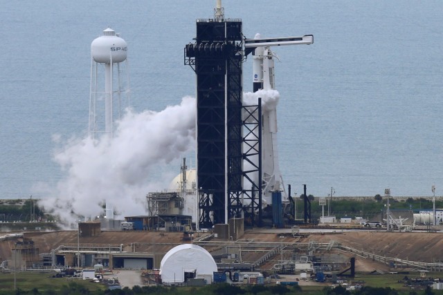 Roket SpaceX Falcon 9 membersihkan bahan bakar sebelum peluncuran di Cape Canaveral, Florida, AS, Rabu (27/5). Foto: REUTERS / Joe Skipper