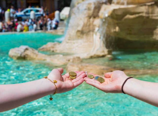 Ilustrasi pengunjung hendak melempar koin ke Trevi Fountain Foto: Shutterstock