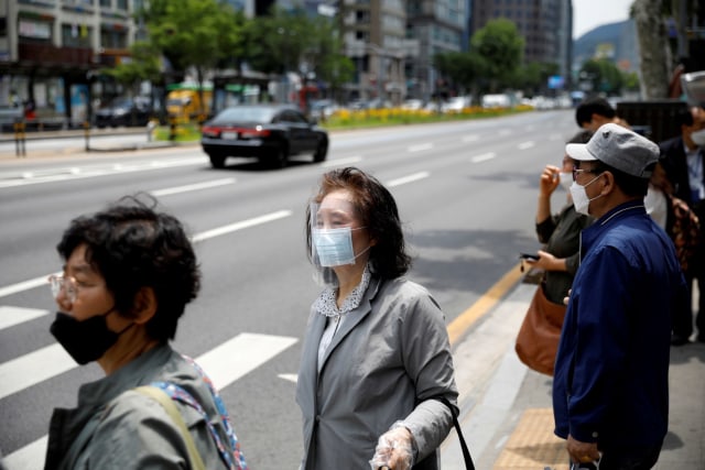 Sejumlah warga mengenakan masker untuk menghindari penyebaran virus corona di Seoul, Korea Selatan, Kamis (28/5). Foto: REUTERS/Kim Hong-Ji