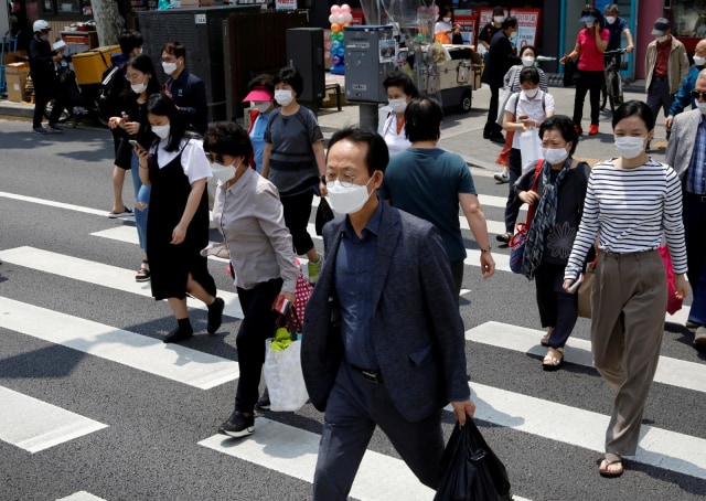 Sejumlah warga mengenakan maskersaat beraktivitas di Seoul, Korea Selatan, Kamis (28/5). Foto: REUTERS/Kim Hong-Ji