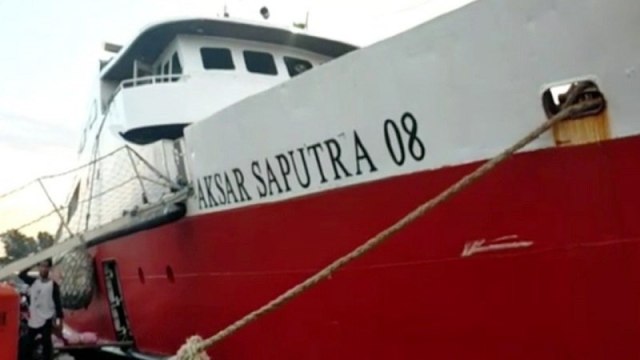 Kapal penumpang Aksar Saputra-08 yang menabrak gapura di pelabuhan Kota Raha. Foto: ANTARA/Azis Senong
