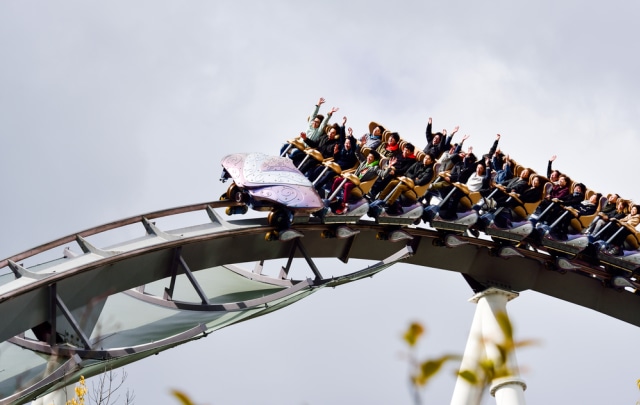Ilustrasi Roller Coaster. Foto: Shutter Stock