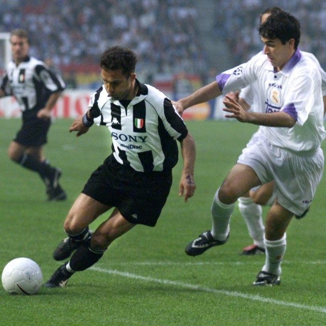 Angelo Di Livio (kiri) dan Raul Gonzalez di final Liga Champions 1998. Foto: AFP/Jacques Demarthon