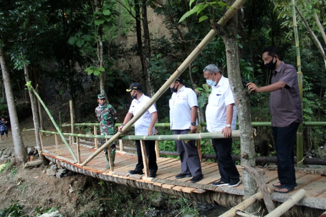 Bupati Kuningan H Acep Purnama SH MH saat meninjau langsung jembatan darurat yang telah dibangun warga setempat. (Andri Yanto)