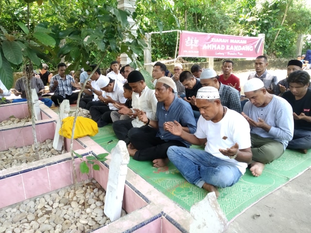 Mantan kombatan GAM berdoa di Makam Ahmad Kandang. Foto: Yon Musa untuk acehkini