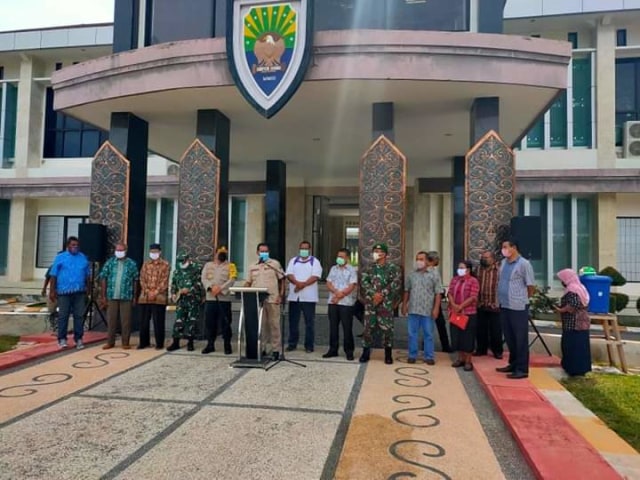 Suasana saat konferensi Pers di Kantor Bupati Kaimana. Foto: Arfat Jempot