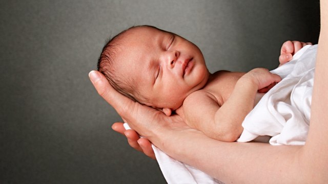 Ilustrasi menggendong bayi. Foto: Shutter Stock.