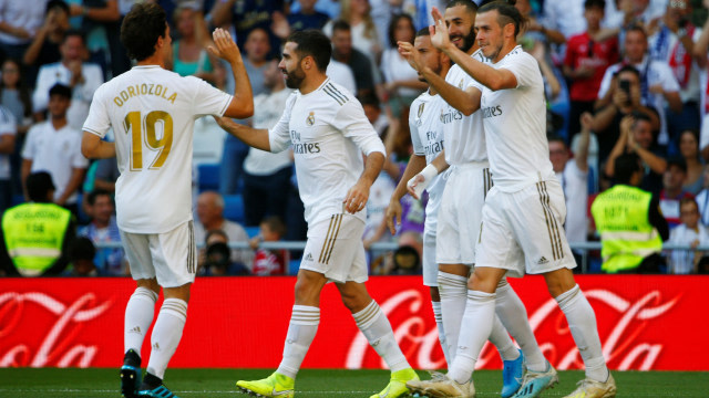 Para pemain Real Madrid merayakan gol ke gawang Granada. Foto: REUTERS/Javier Barbancho