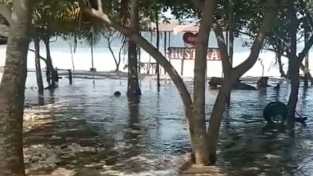 Banjir rob di pesisir laut selatan Banyuwangi