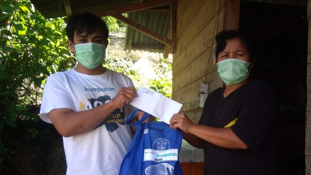 Reporter Sulbar Kini, Frendy, menyalurkan paket sembako ke warga terdampak pandemi corona di Mamasa. Foto: Dok. sulbarkini