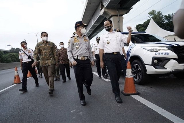 Foto: Anies Baswedan dan Dinas Perhubungan saat memantau pemberlakuan kebijakan pengetatan keluar/masuk masyarakat di wilayah DKI Jakarta selama PSBB (Tangkapan layar dari akun Instagram Anies Baswedan).