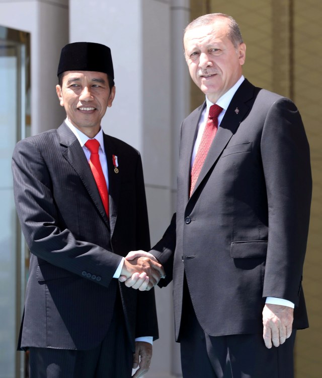 Presiden Joko Widodo (kanan) berbincang dengan Presiden Turki Recep Tayyip Erdogan. Foto: AFP/ADEM ALTAN