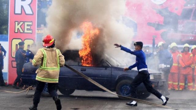 Ilustrasi mobil terbakar Foto: Yusran Uccang/ANTARA
