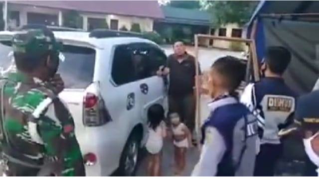 Tak Sanggup Beli Susu, Ayah Ini Nekat Serahkan Anaknya ke Petugas PSBB (122254)